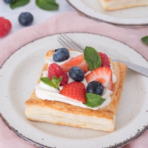 gebakjes met room en rood fruit