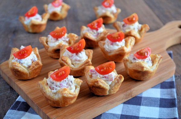 Bladerdeeg bakjes met roomkaas vulling