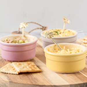 Zelfgemaakte salades voor op brood