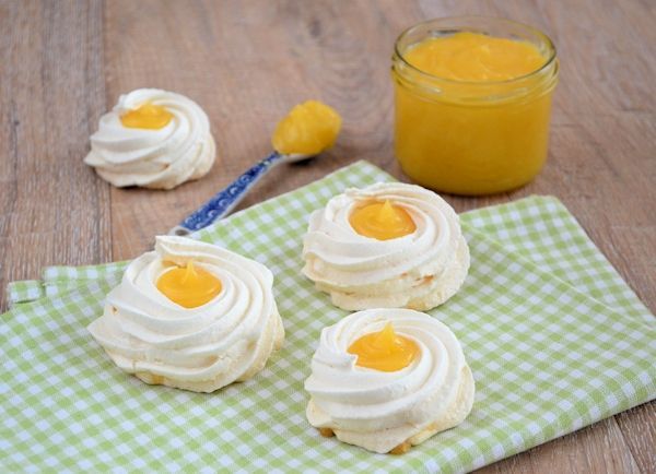 Schuimbakjes met lemon curd