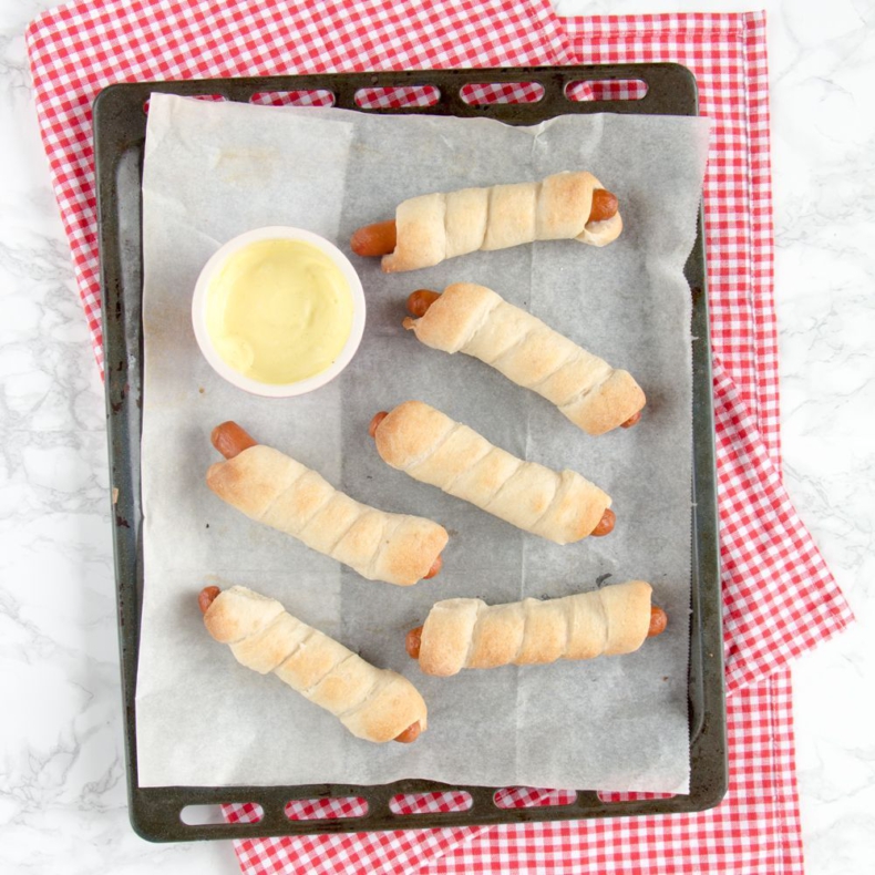 Snelle worstenbroodjes met mosterddip