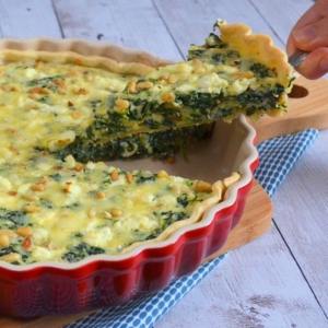 Stuk quiche met spinazie en feta uit schaal