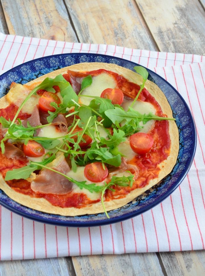 Tortizza met prosciutto en mozzarella