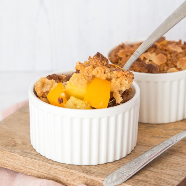 Tropische crumble met ananas, mango en perzik