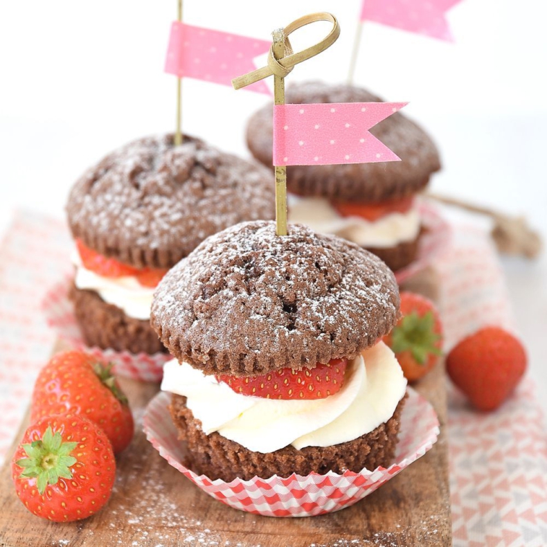 Chocolade cupcake met aardbeien