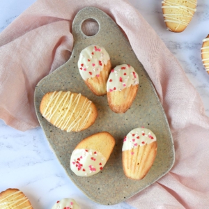 Madeleines met witte chocolade