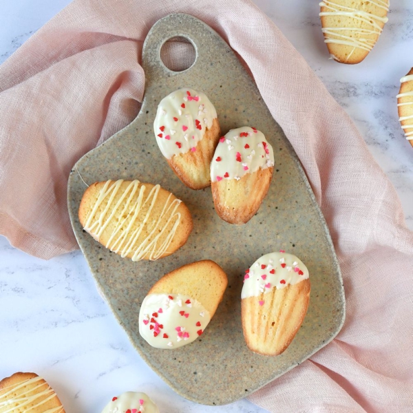 Valentijn madeleines met witte chocolade