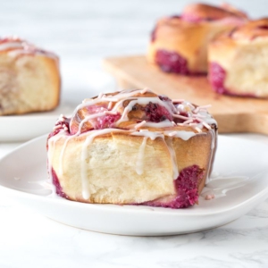 Valentijnsdag frambozen creamcheese roll uitgelicht