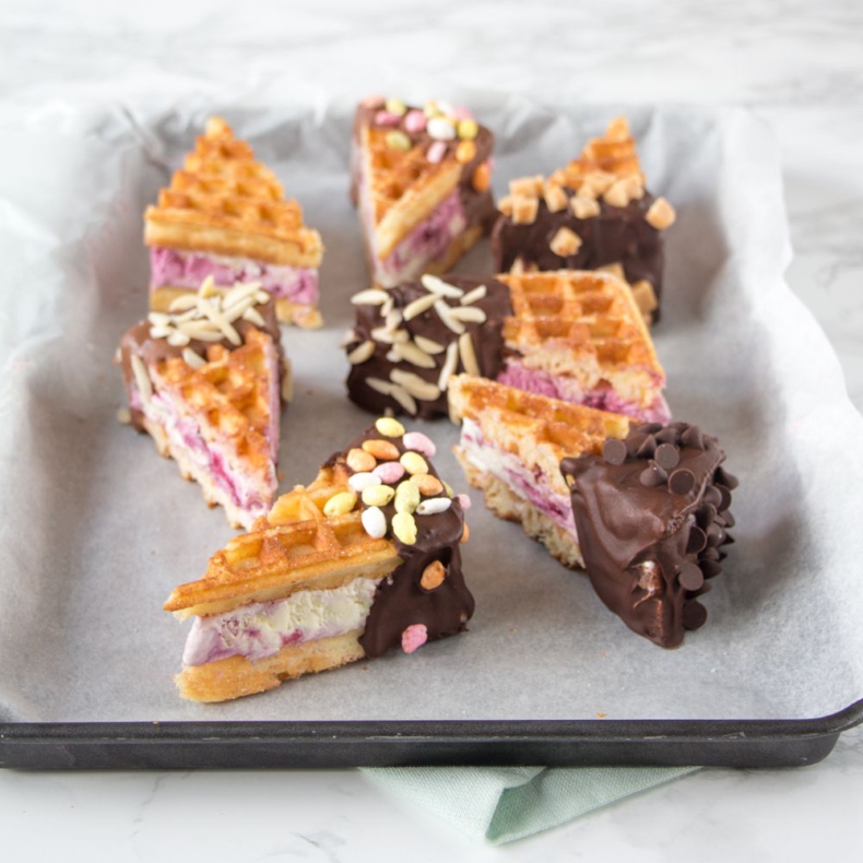 Wafel ijssandwiches met chocolade