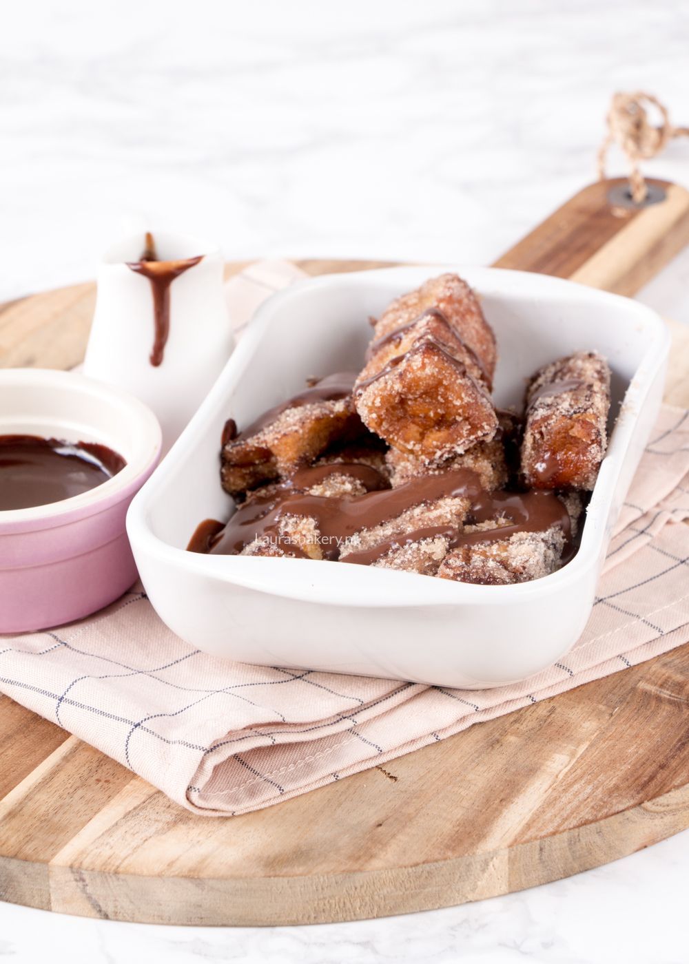 Wentelteefjessticks met chocoladesaus