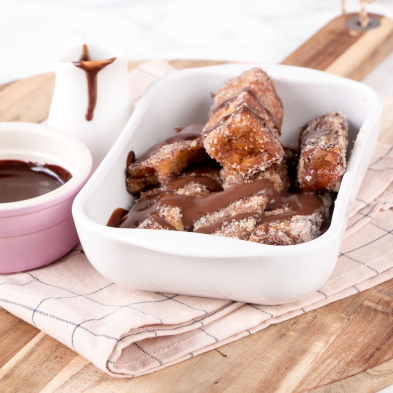 Wentelteefjessticks met chocoladesaus