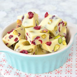 WITTE CHOCOLADEFUDGE MET CRANBERRY EN PISTACHE