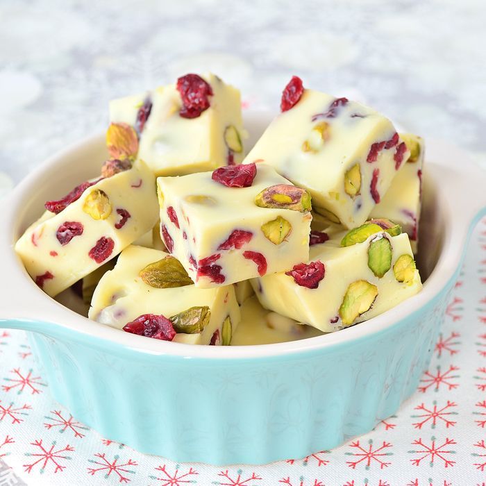 Witte chocoladefudge met cranberry en pistache