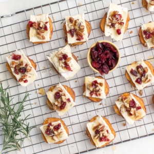 ZOETE AARDAPPEL HAPJE MET BRIE EN CRANBERRY