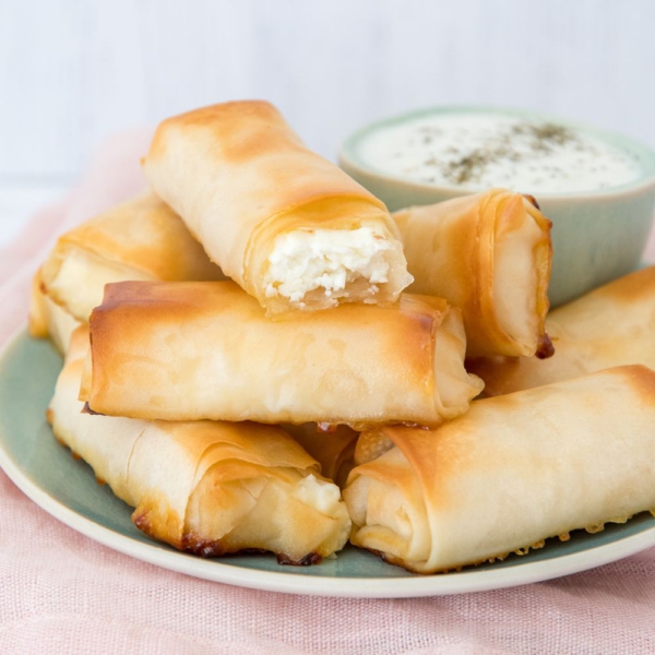 Feta-honing filodeeg rolletjes