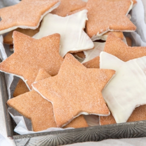 Kaneelsterren koekjes in schaal