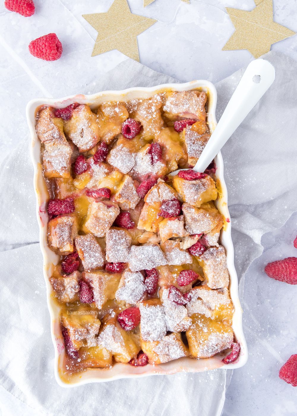 Suikerbroodpudding met lemon curd en frambozen