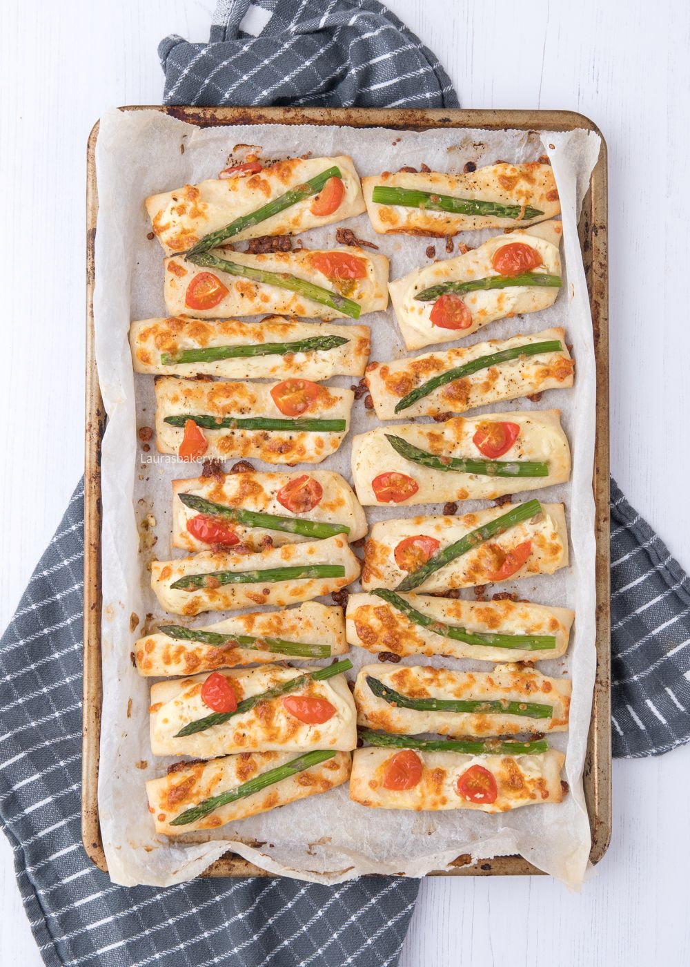 Asperge-tomaat flammkuchen