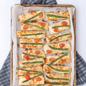 ASPERGE-TOMAAT FLAMMKUCHEN