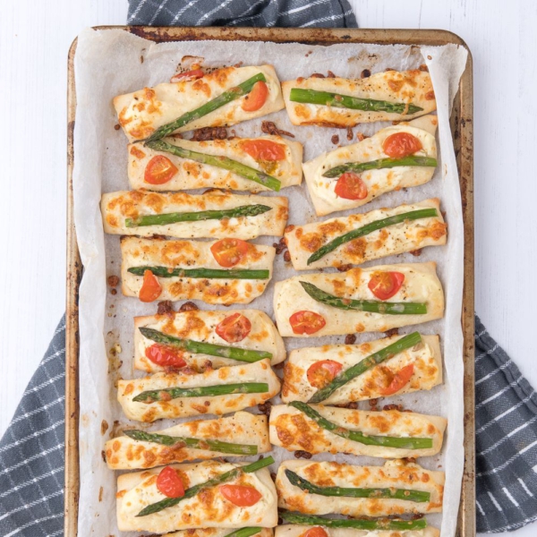 Asperge-tomaat flammkuchen