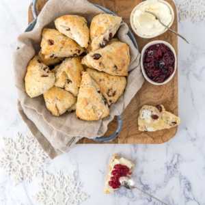 CRANBERRY-GEITENKAAS SCONES bakken