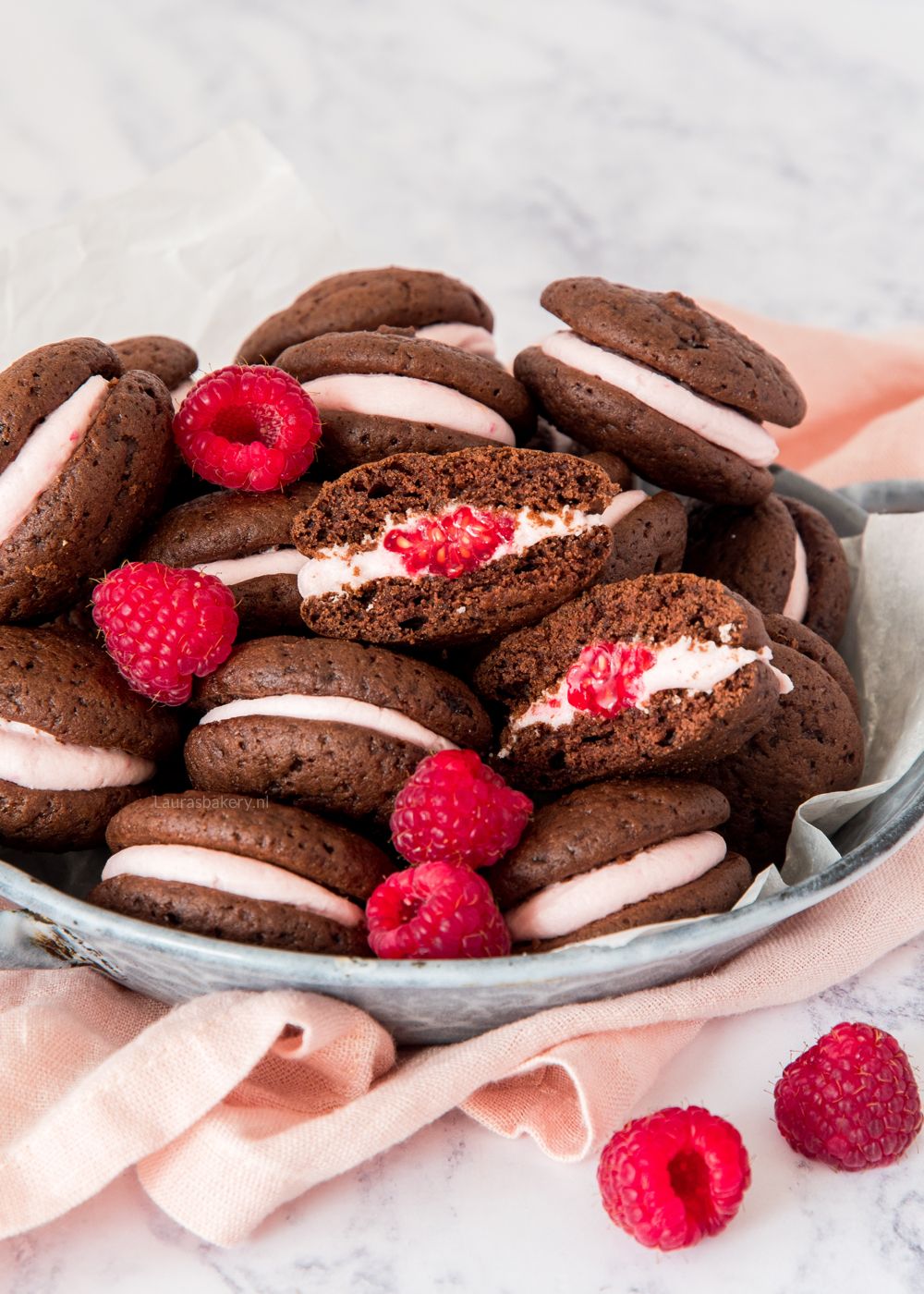 Chocolade whoopie pies met frambozen-1a