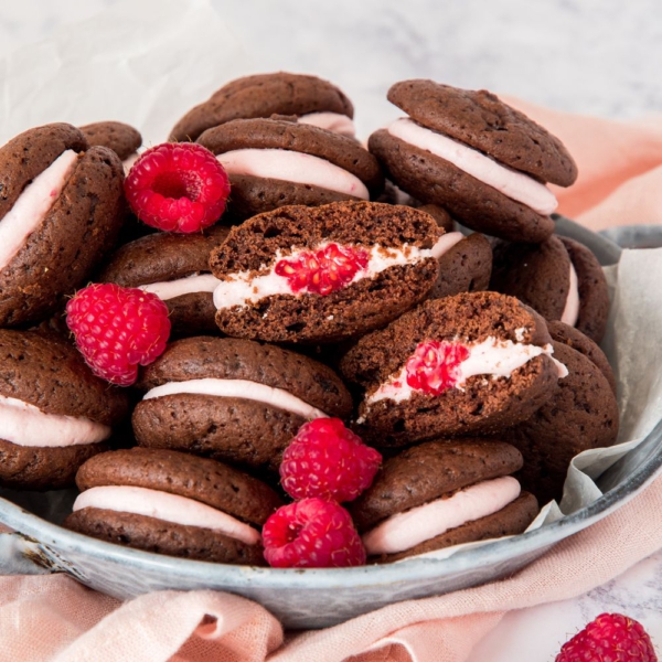 Chocolade whoopie pies met frambozencrème