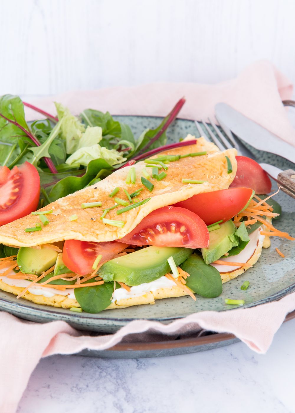 Omelet met roomkaas, kip en groenten