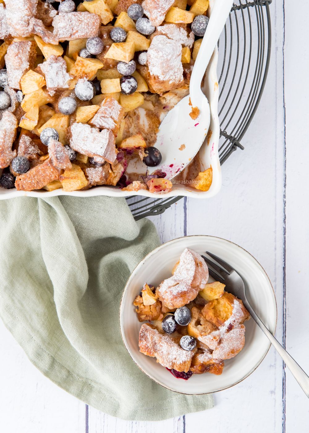 Suikerbroodpudding met appel en blauwe bessen