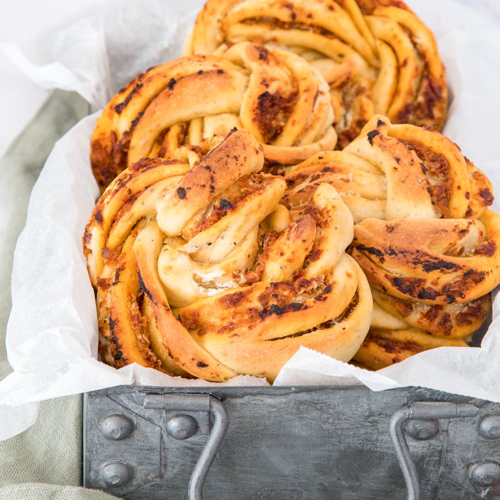 Tomaat en roomkaas broodjes bakken