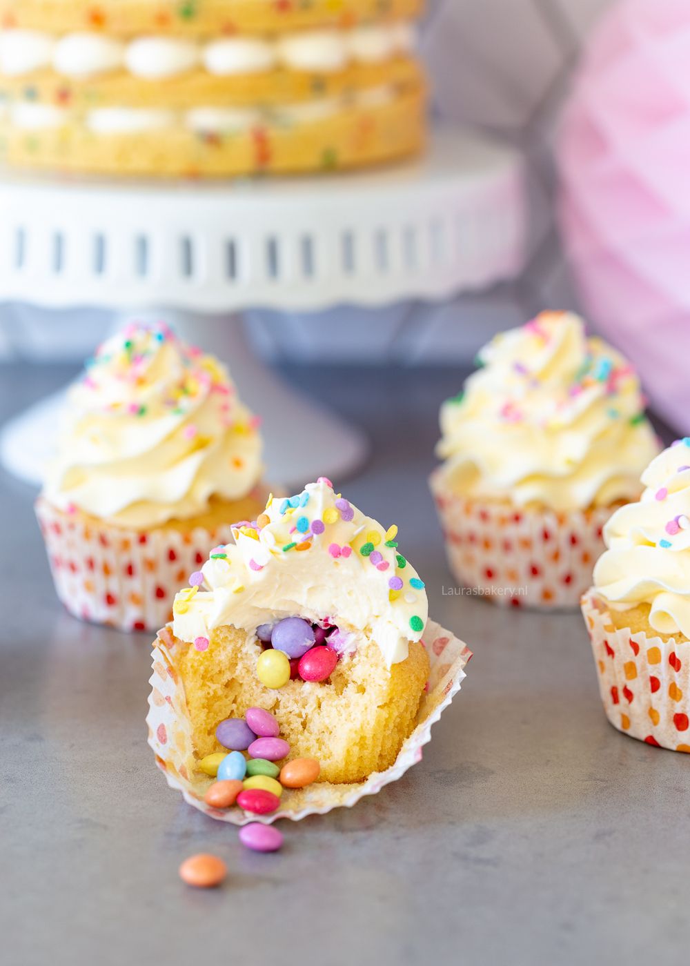 Pinata cupcakes