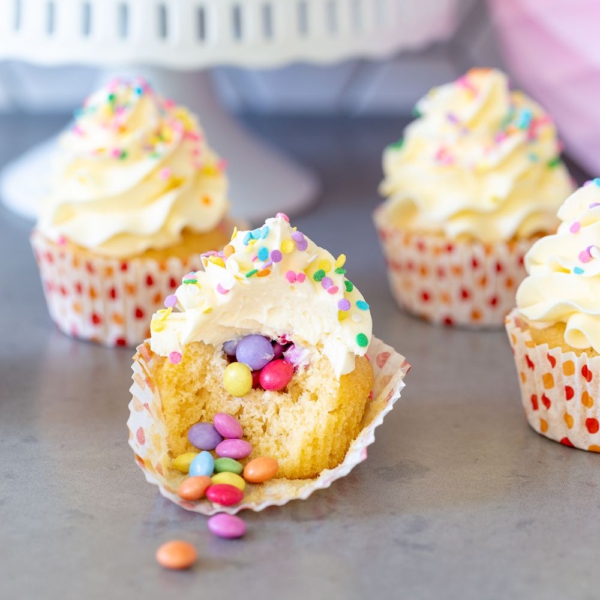 Pinata cupcakes