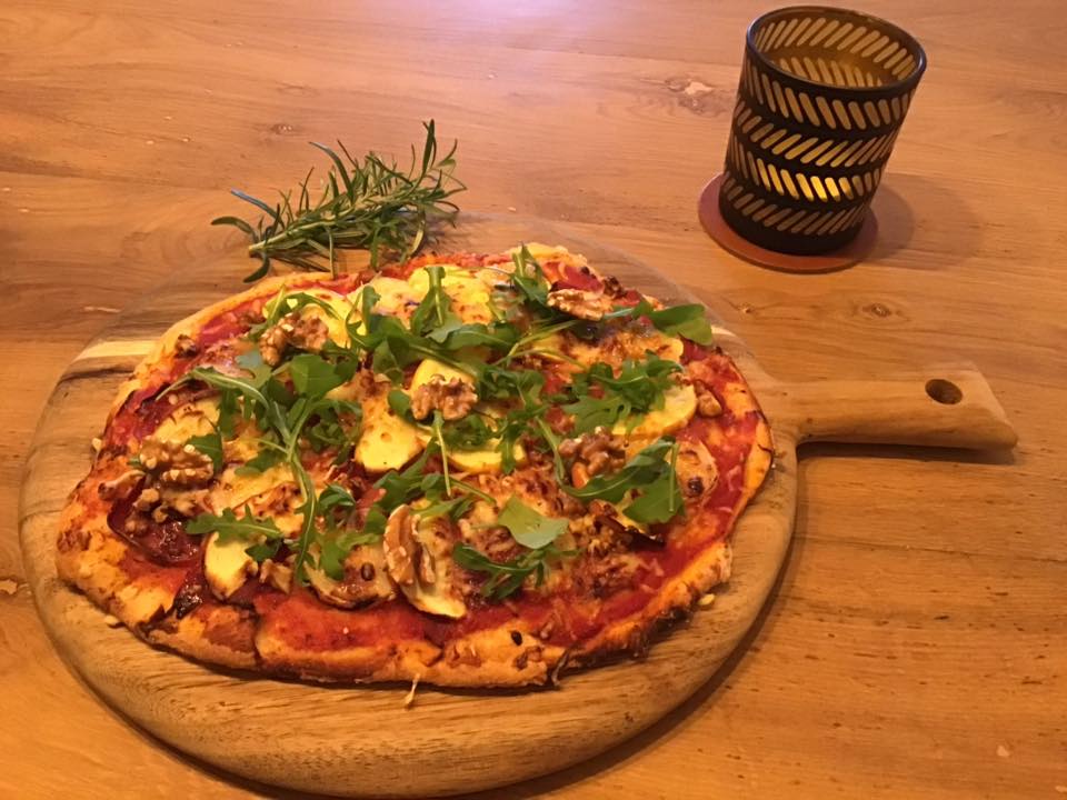 1. Een lekkere pizza met rozemarijndeeg, tomatensaus, appeltjes, geitenkaas, parmaham, een beetje honing, walnoten en geraspte kaas en achteraf wat ruccola e1rover heen!