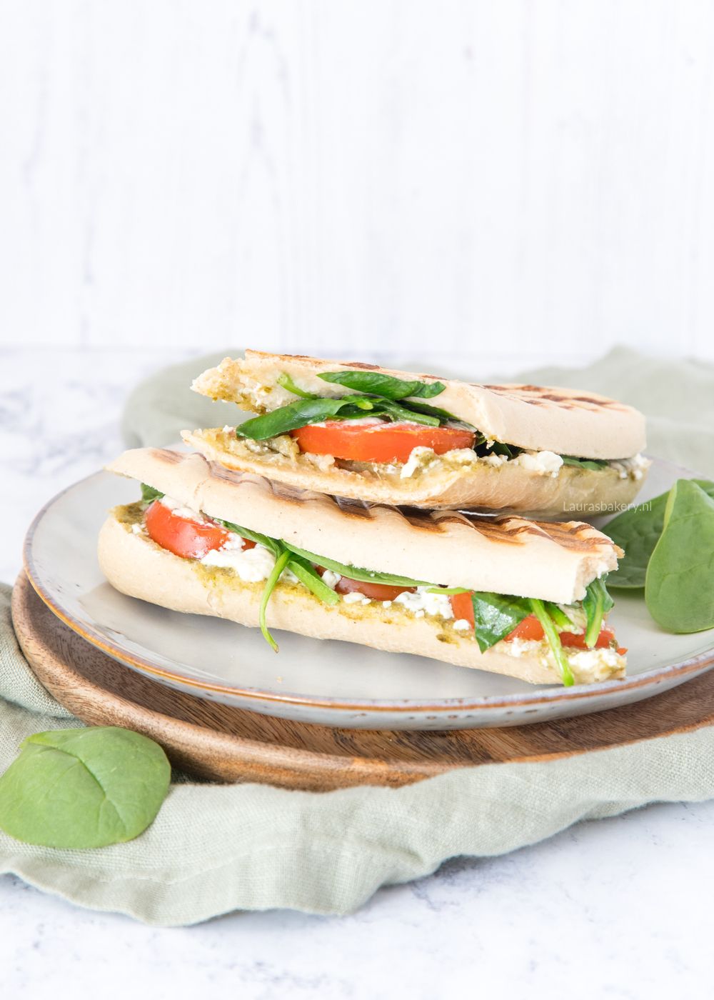 Panini met feta, spinazie en tomaat