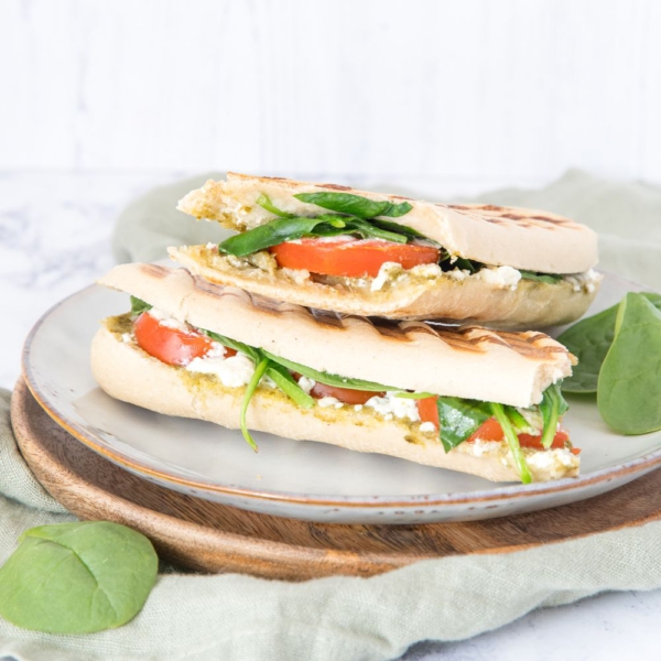 Panini met feta, spinazie en tomaat