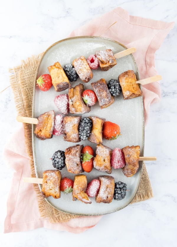 Wentelteefjes spiesjes met rood fruit-1a