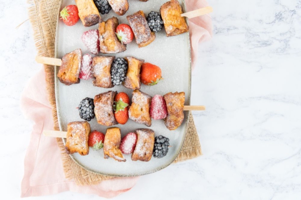 Wentelteefjes spiesjes met rood fruit-2a