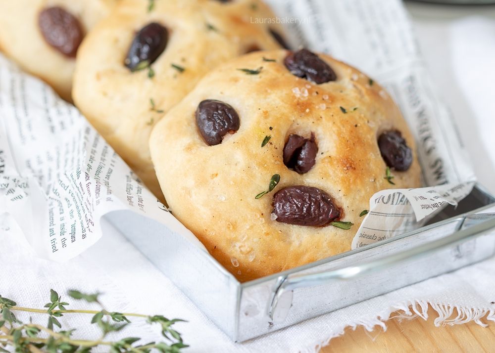 Focaccia met olijven en knoflook (3)a watermerk