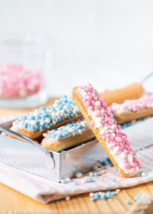 Lange vingers met witte chocolade en muisjes