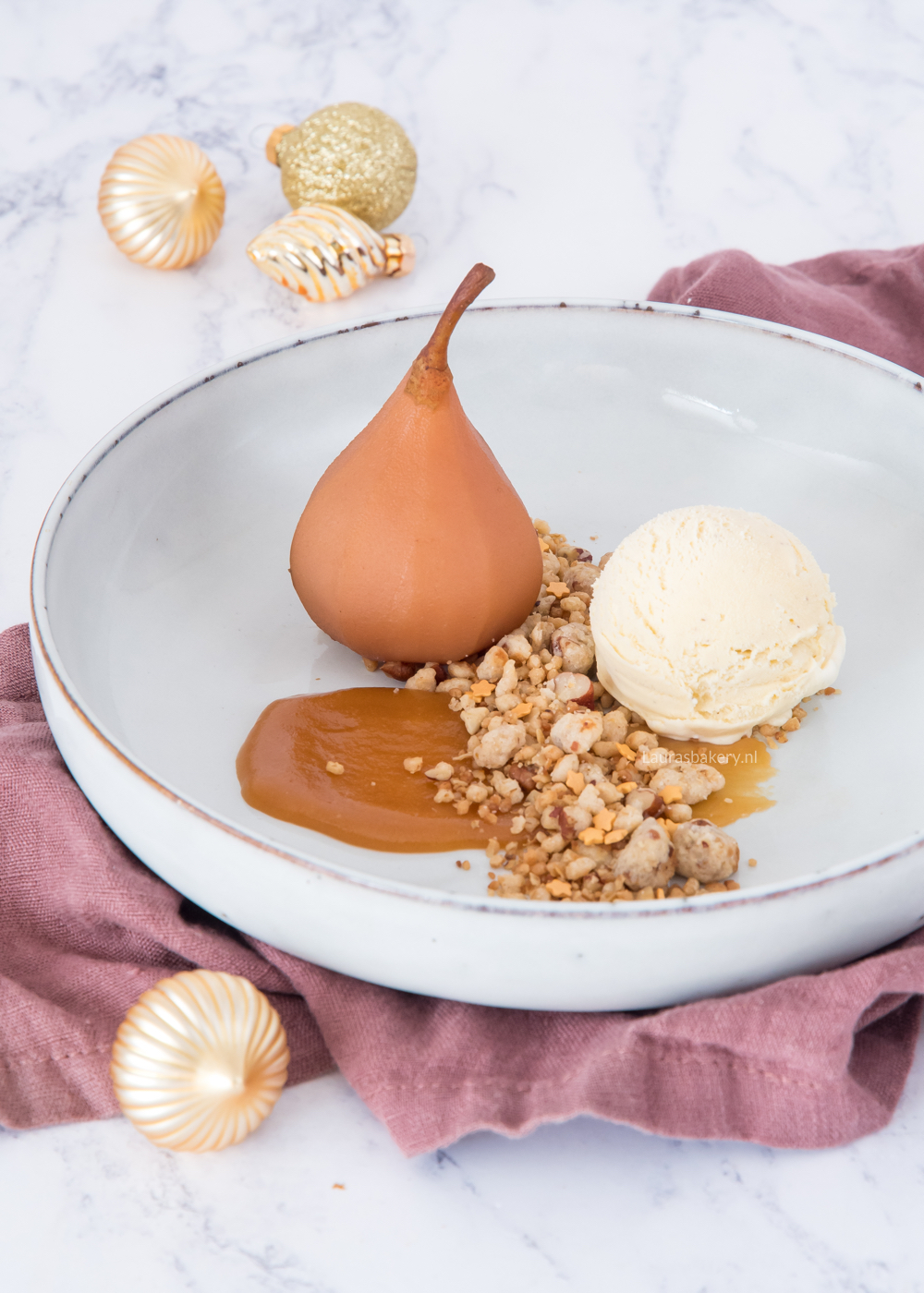 Karamel-stoofperen kerstdessert
