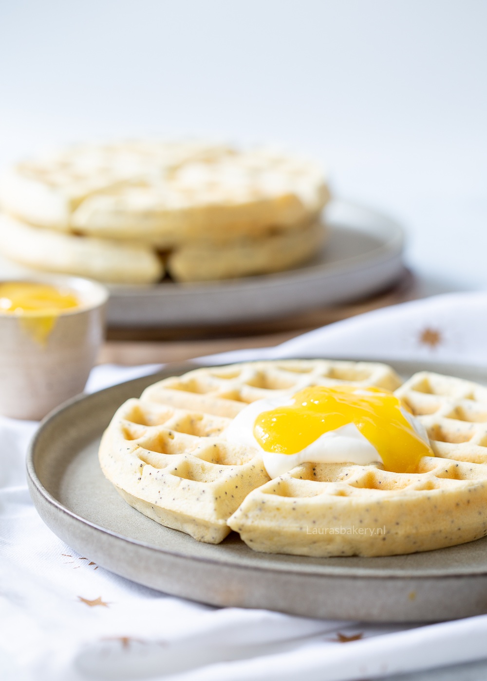 Citroen-maanzaad wafels met lemon curd