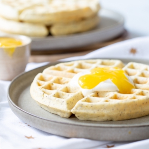 Citroen-maanzaad wafels met lemon curd