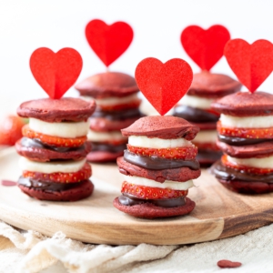 Red velvet poffertjes spiezen