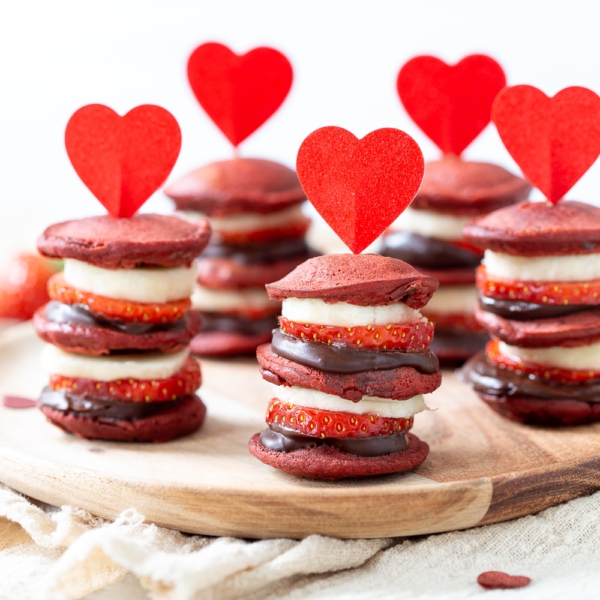 Red velvet poffertjes spiesjes