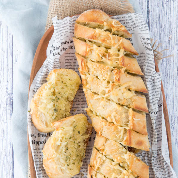 Stokbrood met kruidenboter en kaas