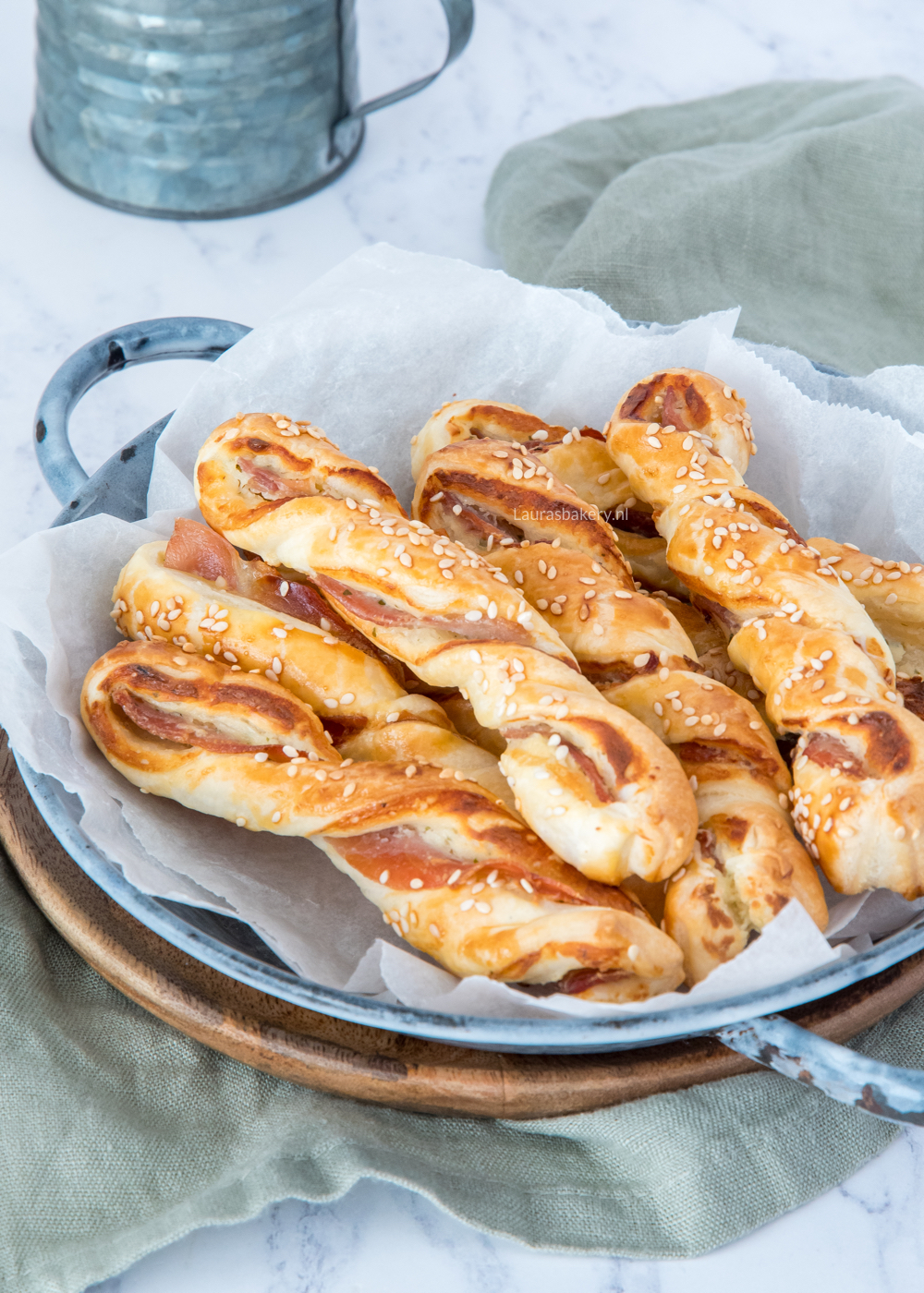 Bladerdeeg twisters met parmaham en kruidenkaas