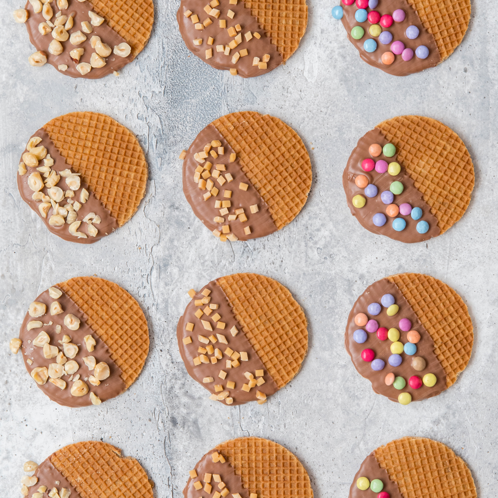 Stroopwafels met chocola versieren