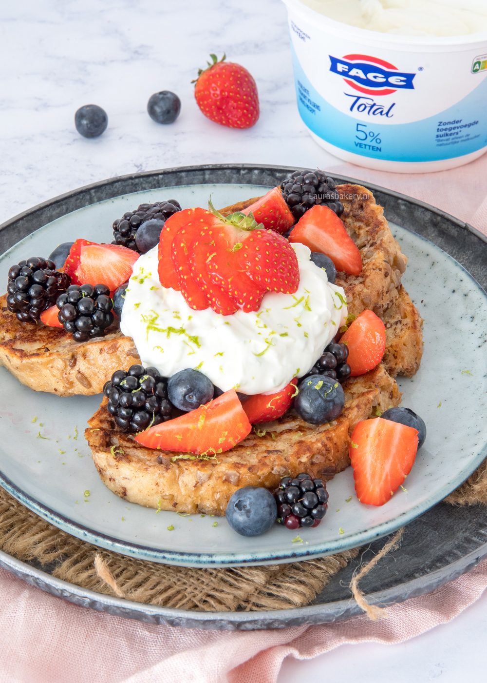Wentelteefjes met limoenyoghurt en rood fruit