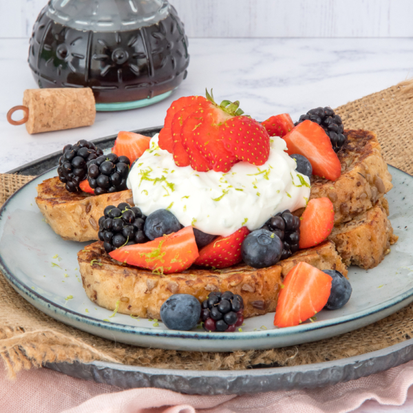 Wentelteefjes met limoenyoghurt en rood fruit