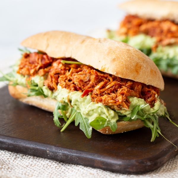 Broodje pulled chicken met guacamole